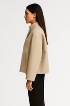 Miano® | Veste courte avec col haut et fermeture à bouton