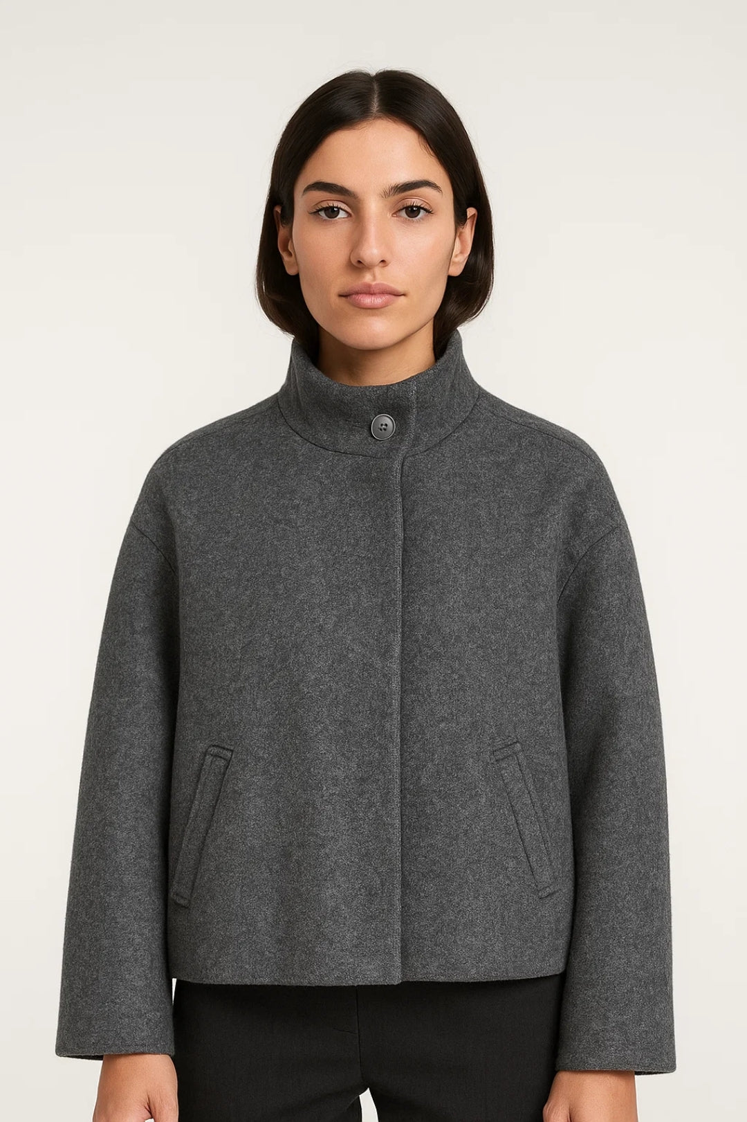 Miano® | Veste courte avec col haut et fermeture à bouton