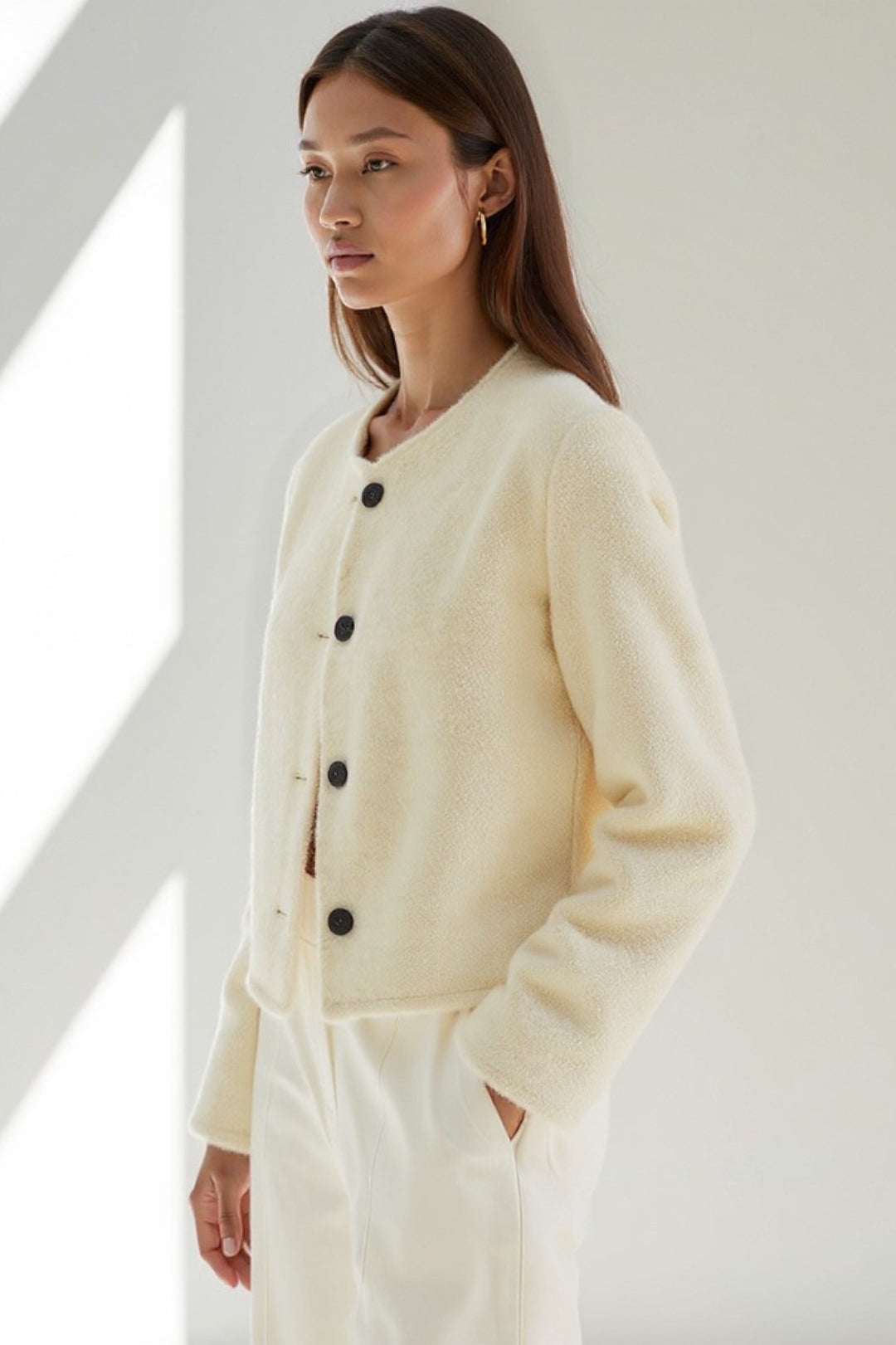 Miano® | Veste courte en laine bouclée avec boutons contrastés